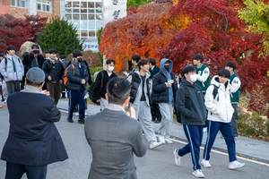 동인천고 총동문회, 모교 찾아 수능 앞둔 후배들 응원