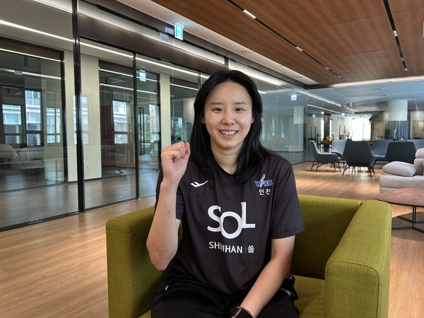 ‘레전드’ 최윤아 감독
“신한 DNA 다시 새기겠다”