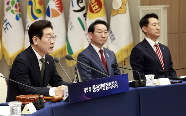 이재명 대통령이 12일 서울 용산 대통령실 청사에서 열린 중앙지방협력회의에서 발언하고 있다.왼쪽부터 이재명 대통령, 유정복 시도지사협의회장 겸 인천시장, 오세훈 서울시장. 2025.11.12 /대통령실통신사진기자단