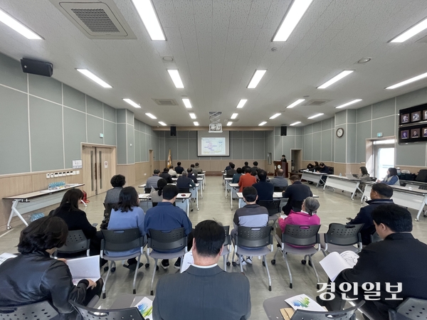 최근 가평군 북면행정복지센터 대회의실에서 열린 ‘가평군 농어촌버스 노선체계 개편 북면 주민 설명회’에 참석한 주민 등이 용역사 관계자로부터 노선현황 및 개편 방향 등에 대한 설명을 듣고 있다. 가평/김민수기자 kms@kyeongin.com