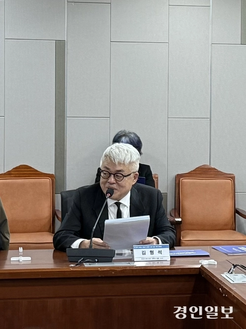 12일 오후 국회의원회관에서 개최된 ‘K-컬처 아레나 건립과 글로벌 경쟁력 강화 방안 토론회’ 기조 발제자로 나선 김형석 작곡가가 ‘다양성으로 확장하는 K-컬처의 다음 단계’를 주제로 발표하고 있다. 2025.11.12 /박경호기자 pkhh@kyeongin.com