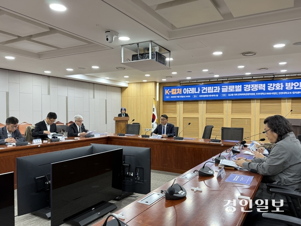 12일 오후 국회의원회관에서 김교흥 국회 문화체육관광위원장과 인천대학교가 공동으로 주최한 ‘K-컬처 아레나 건립과 글로벌 경쟁력 강화 방안 토론회’에서 김교흥 문체위원장이 발언하고 있다. 2025.11.12 /박경호기자 pkhh@kyeongin.com