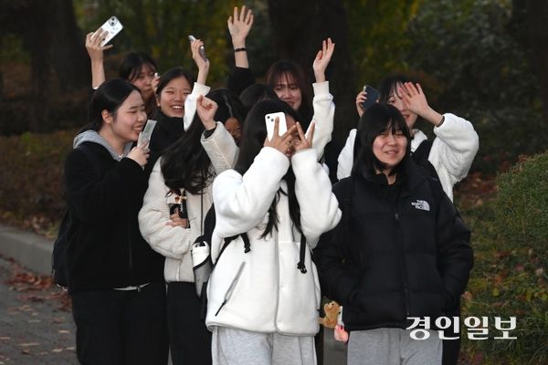 2026학년도 대학수학능력시험일인 13일 수원시 팔달구 영복여자고등학교에서 시험을 마친 수험생들이 밝은 표정으로 시험장을 나오고 있다. 2025.11.13 /최은성기자 ces7198@kyeongin.com