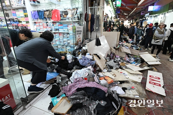 13일 부천시 오정구 제일시장에서 트럭이 돌진해 2명이 숨지고 18명이 다치는 사고가 발생했다. 사진은 부천제일시장 사고 현장 모습. 2025.11.13 /최은성기자 ces7198@kyeongin.com