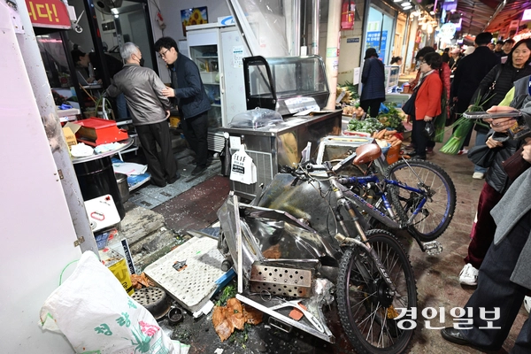 13일 부천시 오정구 제일시장에서 트럭이 돌진해 2명이 숨지고 18명이 다치는 사고가 발생했다. 사진은 부천제일시장 사고 현장 모습. 2025.11.13 /최은성기자 ces7198@kyeongin.com