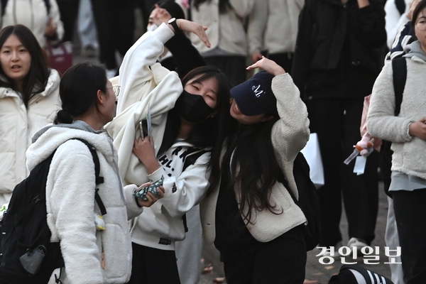 2026학년도 대학수학능력시험일인 13일 수원시 팔달구 영복여자고등학교에서 시험을 마친 수험생들이 밝은 표정으로 시험장을 나오고 있다. 2025.11.13 /최은성기자 ces7198@kyeongin.com