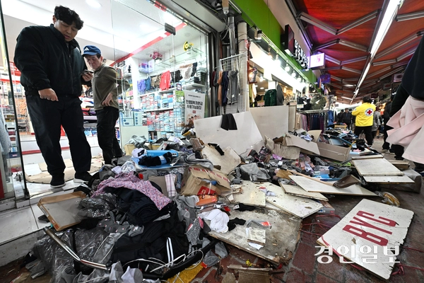 13일 부천시 오정구 제일시장에서 트럭이 돌진해 2명이 숨지고 18명이 다치는 사고가 발생했다. 사진은 부천제일시장 사고 현장 모습. 2025.11.13 /최은성기자 ces7198@kyeongin.com