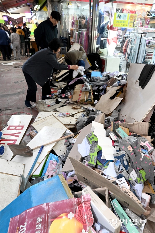 13일 부천시 오정구 제일시장에서 트럭이 돌진해 2명이 숨지고 18명이 다치는 사고가 발생했다. 사진은 부천제일시장 사고 현장 모습. 2025.11.13 /최은성기자 ces7198@kyeongin.com