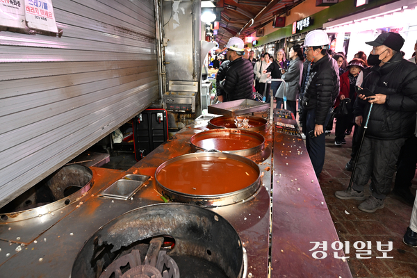 13일 오전 10시 55분께 부천시 원종동 제일시장에서 트럭이 인도로 돌진해 2명이 숨지고 18명이 다치는 사고가 발생했다. 사진은 트럭 돌진 사고 현장. 2025.11.13 /최은성기자 ces7198@kyeongin.com