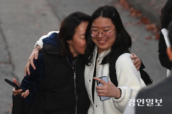 2026학년도 대학수학능력시험일인 13일 수원시 팔달구 영복여자고등학교에서 시험을 마친 수험생들이 밝은 표정으로 시험장을 나오고 있다. 2025.11.13 /최은성기자 ces7198@kyeongin.com