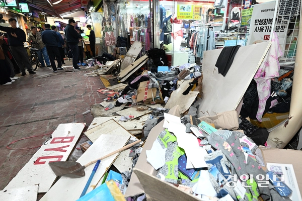 13일 부천시 오정구 제일시장에서 트럭이 돌진해 2명이 숨지고 18명이 다치는 사고가 발생했다. 사진은 부천제일시장 사고 현장 모습. 2025.11.13 /최은성기자 ces7198@kyeongin.com