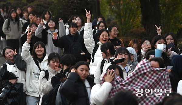 2026학년도 대학수학능력시험일인 13일 수원시 팔달구 영복여자고등학교에서 시험을 마친 수험생들이 밝은 표정으로 시험장을 나오고 있다. 2025.11.13 /최은성기자 ces7198@kyeongin.com