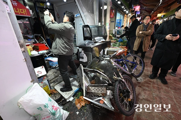 13일 부천시 오정구 제일시장에서 트럭이 돌진해 2명이 숨지고 18명이 다치는 사고가 발생했다. 사진은 부천제일시장 사고 현장 모습. 2025.11.13 /최은성기자 ces7198@kyeongin.com