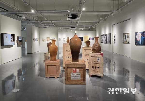 경기창작캠퍼스 공공갤러리 ‘다시, 집들이’전 전경. 2025.10.29 /이시은기자 see@kyeongin.com