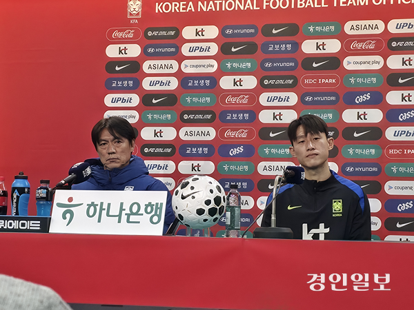 홍명보 축구 국가대표팀 감독(왼쪽)과 이재성 선수가 13일 대전월드컵경기장에서 볼리비아전 공식 기자회견에서 취재진의 질문을 듣고 있다. 2025.11.13 대전/이영선기자 zero@kyeongin.com