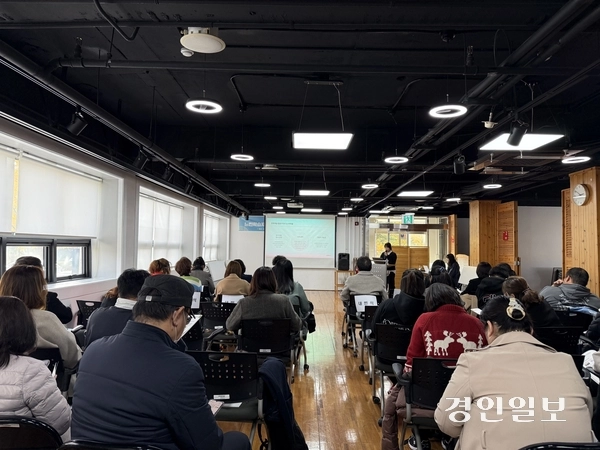 지난 11일 부평생활문화센터 공감168 다목적홀에서 열린 ‘인천 느린학습자 지원 방안을 위한 토론회’에서 느린IN뉴스 신유정 편집장이 발제하고 있다. 2025.11.11 /박경호기자 pkhh@kyeongin.com