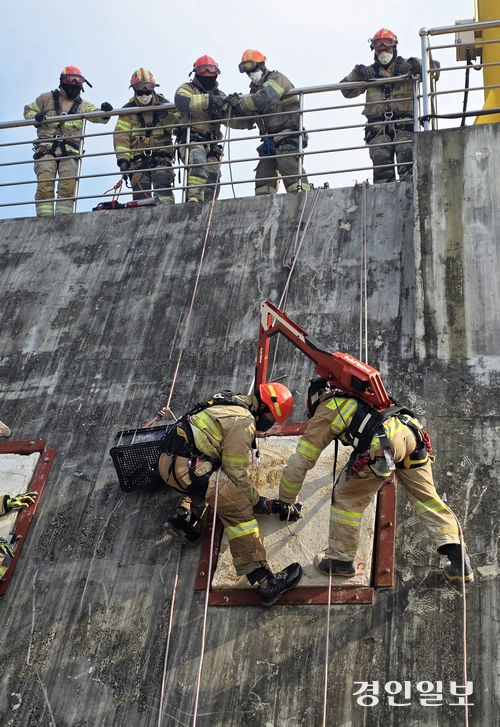 13일 용인시 처인구 경기도소방학교내 붕괴사고훈련장에서 소방대원인 교육생들이 붕괴·매몰 교육 상황에서 벽에 구멍을 뚫고 있다. 2025.11.13 /고건기자 gogosing@kyeongin.com