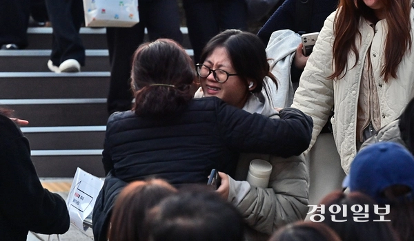 2026학년도 대학수학능력시험일인 13일 인천시 중구 인일여자고등학교에서 시험을 마친 수험생들이 고사장을 나서며 가족 품에 안기고 있다. 2025.11.13 /조재현기자 jhc@kyeongin.com