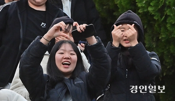 2026학년도 대학수학능력시험일인 13일 인천시 중구 인일여자고등학교에서 시험을 마친 수험생들이 밝은 표정으로 시험장을 나오고 있다. 2025.11.13 /조재현기자 jhc@kyeongin.com