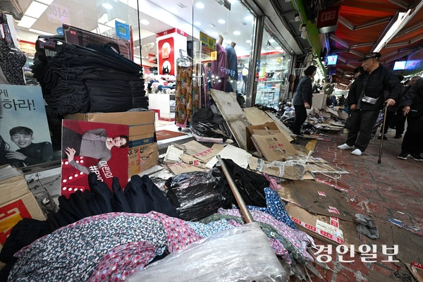 13일 부천시 오정구 제일시장에서 트럭이 돌진해 2명이 숨지고 18명이 다치는 사고가 발생했다. 사진은 부천제일시장 사고 현장 모습. 2025.11.13 /최은성기자 ces7198@kyeongin.com