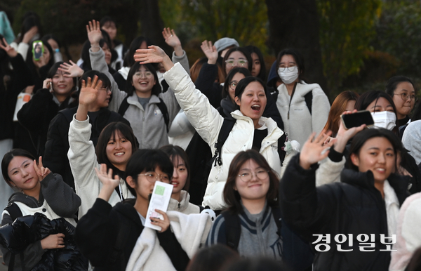 2026학년도 대학수학능력시험일인 13일 수원시 팔달구 영복여자고등학교에서 시험을 마친 수험생들이 밝은 표정으로 시험장을 나오고 있다. 2025.11.13 /최은성기자 ces7198@kyeongin.com