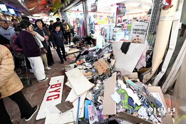 13일 부천시 오정구 제일시장에서 트럭이 돌진해 2명이 숨지고 18명이 다치는 사고가 발생했다. 사진은 부천제일시장 사고 현장 모습. 2025.11.13 /최은성기자 ces7198@kyeongin.com