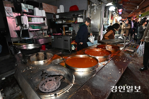 13일 부천시 오정구 제일시장에서 트럭이 돌진해 2명이 숨지고 18명이 다치는 사고가 발생했다. 사진은 부천제일시장 사고 현장 모습. 2025.11.13 /최은성기자 ces7198@kyeongin.com