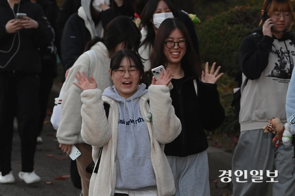 2026학년도 대학수학능력시험일인 13일 수원시 팔달구 영복여자고등학교에서 시험을 마친 수험생들이 밝은 표정으로 시험장을 나오고 있다. 2025.11.13 /최은성기자 ces7198@kyeongin.com