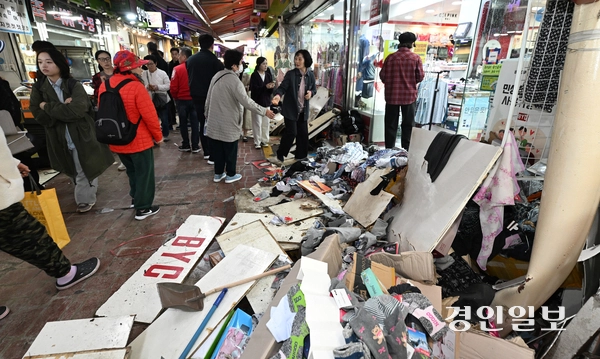 13일 부천시 오정구 제일시장에서 트럭이 돌진해 2명이 숨지고 18명이 다치는 사고가 발생했다. 사진은 부천제일시장 사고 현장 모습. 2025.11.13 /최은성기자 ces7198@kyeongin.com