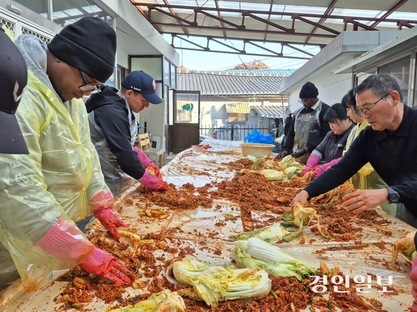 국제 PTP(People To People) 동두천챕터(회장·김형익)는 13일 미2사단 210포병여단 70대대 장병 30명과 함께 ‘좋은 이웃’을 주제로 경기도시각장애인협회 동두천시지회에서 김장담그기 행사를 가졌다. 이날 담근 김치는 시각장애인 가정 등에 전달될 예정이다. 2025.11.13 동두천/오연근기자 oyk@kyeongin.com