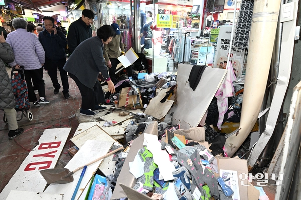 13일 부천시 오정구 제일시장에서 트럭이 돌진해 2명이 숨지고 18명이 다치는 사고가 발생했다. 사진은 부천제일시장 사고 현장 모습. 2025.11.13 /최은성기자 ces7198@kyeongin.com