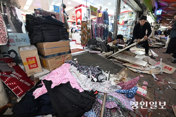 13일 부천시 오정구 제일시장에서 트럭이 돌진해 2명이 숨지고 18명이 다치는 사고가 발생했다. 사진은 부천제일시장 사고 현장 모습. 2025.11.13 /최은성기자 ces7198@kyeongin.com