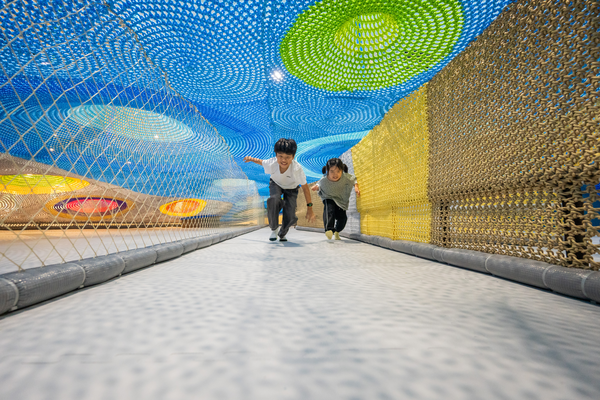 작가를 위한 레지던시 공간이었던 경기창작센터가 경기도민 모두를 위한 문화예술 플랫폼 경기창작캠퍼스로 탈바꿈했다. 경기창작캠퍼스는 지난달부터 공공갤러리와 상설 미디어아트 전시를 선보이고 있으며 15일엔 갯벌놀이터가 문을 연다. 사진은 경기문화재단에서 어린이들을 초청해 촬영한 갯벌놀이터. /경기문화재단 제공