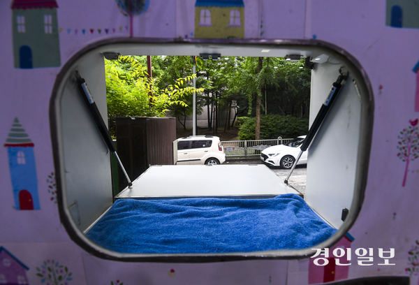 위기임산부가 아이를 안전하게 출산하고 원가정 양육을 할 수 있도록 돕는 ‘위기임신 및 보호출산 지원 제도’가 시행된 지 1년여가 지났지만 출산 이후 연속적인 지원은 제자리걸음이다.  군포시 한 베이비박스의 모습. /경인일보DB