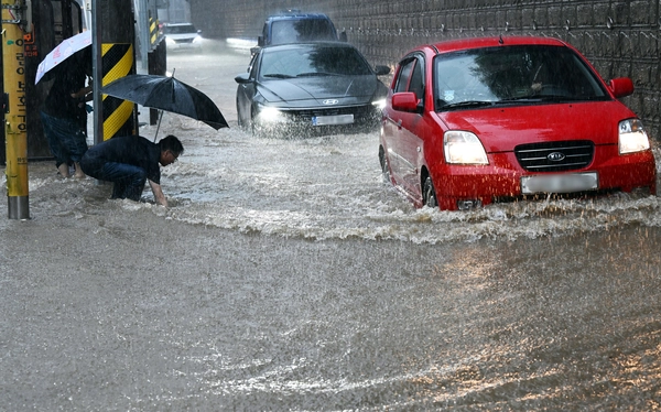 임열수 부장의 ‘맨손으로 배수구 뚫은 의인(義人)’ 피처부문 우수상.