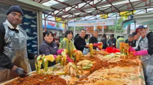 [포토] 미2사단 장병들과 김장 담그기… “김치 좋아요”