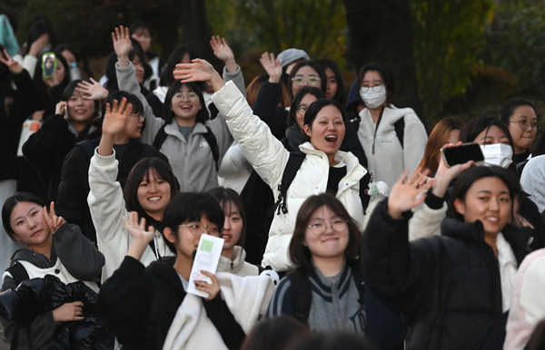[화보] ‘수능 끝, 행복한 웃음’