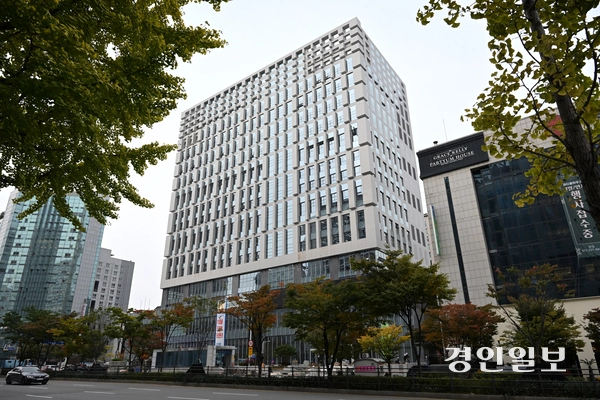 농협중앙회 경기본부의 인계동 신사옥 시대가 본격 시작됐다. 사진은 14일 준공식이 열린 경기농협 신사옥. 2025.10.30 /임열수기자 pplys@kyeongin.com