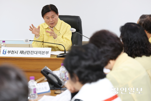 조용익 부천시장이 전날(13일) 발생한 트럭 돌진 사고에 따른 재난안전대책 긴급회의에서  관계 공무원들에게 신속하고 과감한 대책 마련을 당부하고 있다. 2025.11.13 /부천시 제공