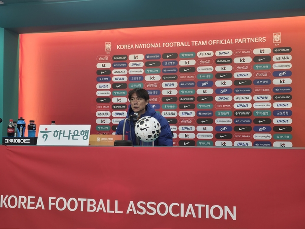 홍명보 한국 축구 국가대표팀 감독이 14일 대전월드컵경기장에서 열린 볼리비아와의 하나은행 초청 친선경기 후 공식 기자회견에서 취재진의 질문에 답하고 있다. 2025.11.14 대전/이영선기자 zero@kyeongin.com