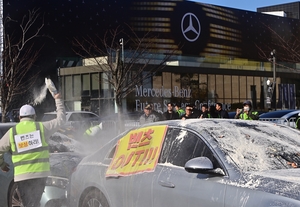 “벤츠는 불량품” 밀가루 투척… ‘전기차 화재’ 청라주민의 울분