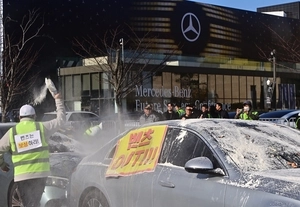 “벤츠는 불량품” 밀가루 투척… ‘전기차 화재’ 청라주민의 울분