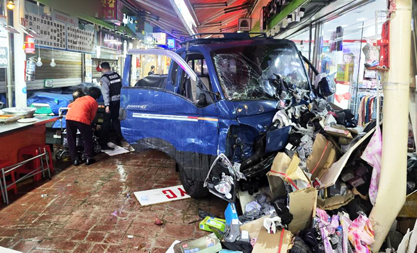 13일 오전 10시 55분께 경기 부천시 오정구 원종동 제일시장에서 주행 중인 트럭이 인도로 돌진한 사고의 현장. 2025.11.13 /부천소방서 제공