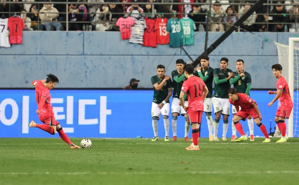 14일 대전월드컵경기장에서 열린 남자축구 국가대표 A매치 평가전 대한민국과 볼리비아의 경기. 손흥민이 프리킥골을 성공시키고 있다. 2025.11.14 /연합뉴스