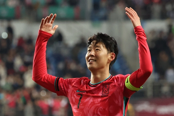 14일 대전월드컵경기장에서 열린 남자축구 국가대표 평가전 대한민국과 볼리비아의 경기에서 손흥민이 프리킥으로 선제골을 넣은 뒤 기뻐하고 있다. 2025.11.14 /연합뉴스