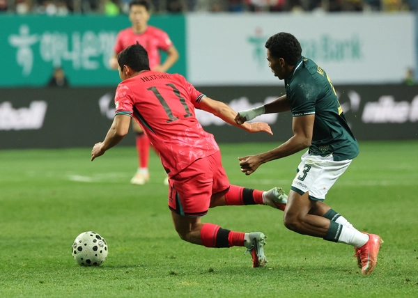 14일 대전월드컵경기장에서 열린 남자축구 국가대표 A매치 평가전 대한민국과 볼리비아의 경기에서 한국 황희찬이 상대 선수에게 태클을 당하고 있다./연합뉴스