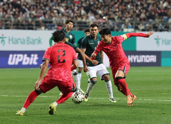 14일 대전월드컵경기장에서 열린 남자축구 국가대표 A매치 평가전 대한민국과 볼리비아의 경기에서 한국 손흥민이 슛을 시도하고 있다./연합뉴스