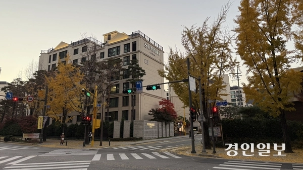 경기도 ‘국민면적’ 아파트 최초로 매매가 25억원을 돌파했던 과천주공1단지 재건축 ‘과천푸르지오써밋’이 전용 59㎡ 매매가도 22억원을 넘겼다. 사진은 과천내 대장주로 꼽히는 과천푸르지오써밋 전경. 2025.11.15 / 윤혜경기자 hyegyung@kyeongin.com