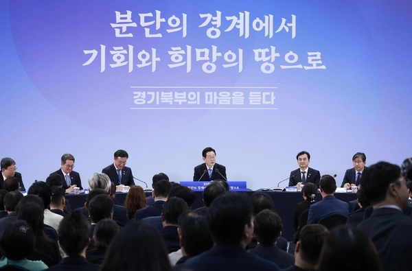 이재명 대통령이 14일 경기 파주시 라이브러리스테이 지지향에서 열린 ‘경기 북부의 마음을 듣다’ 타운홀 미팅 간담회에서 발언하고 있다. 2025.11.14 /대통령실통신사진기자단