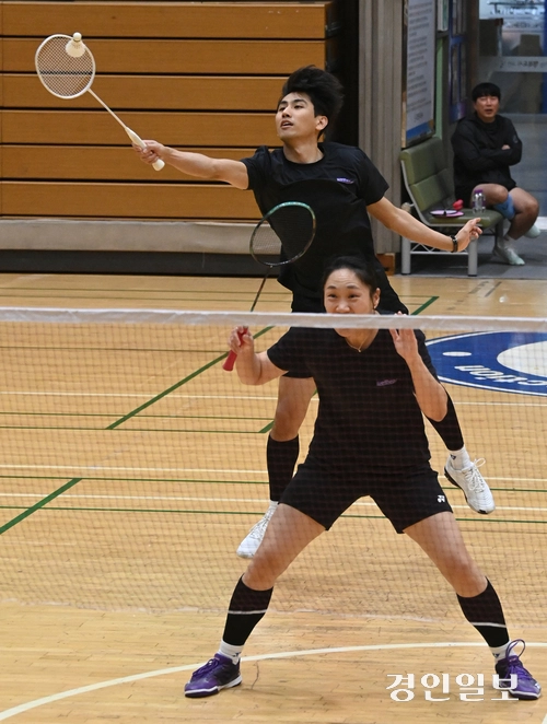 15일 과천시 과천시민회관 대체육관에서 열린 ‘2025 과천시·경인일보 생활체육 전국 배드민턴대회’에서 선수들이 강한 스매시를 날리며 치열한 경기를 펼치고 있다. 2025.11.15 /취재팀
